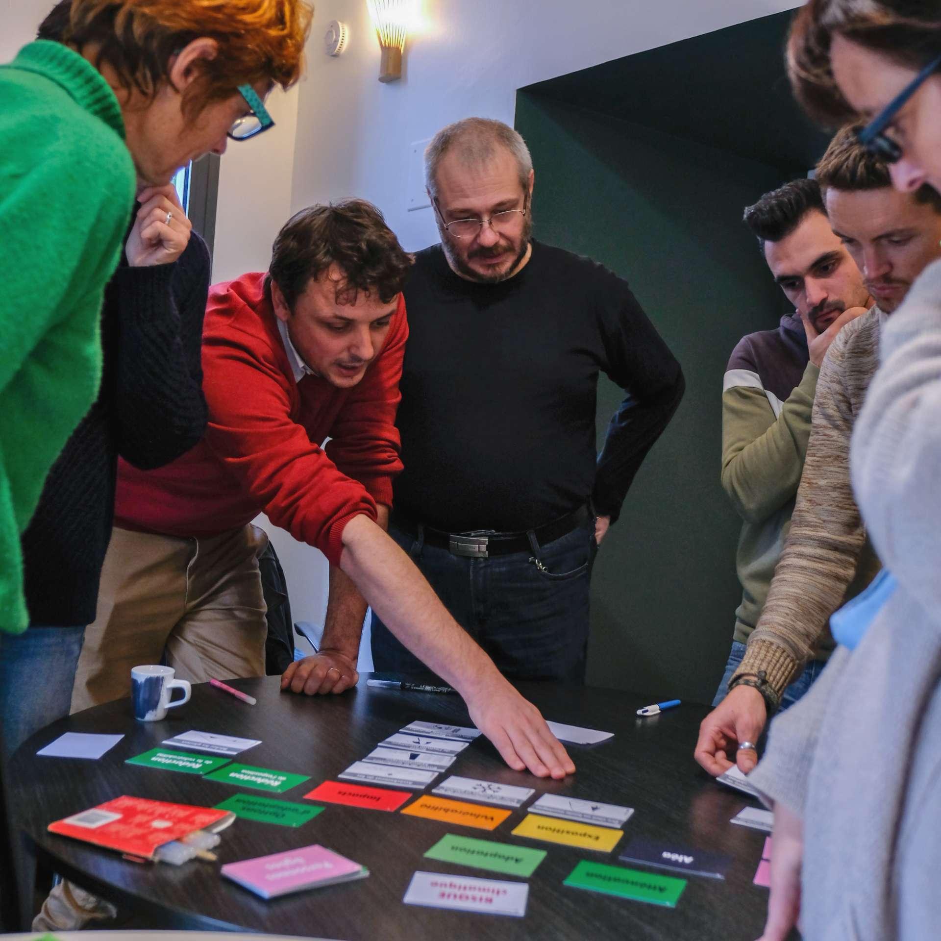 exemple atelier groupe de personnes autour d'une table