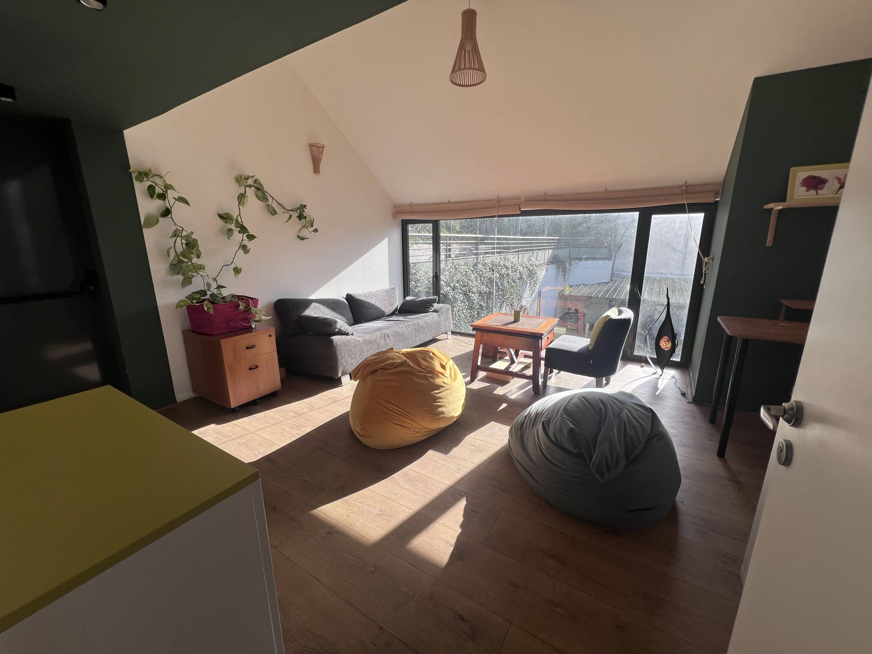 salle de réunion, vue terrasse et cour intérieure, ambiance cosy / ensoleillée