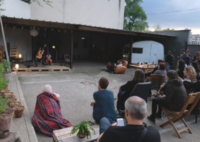 événement musical cours intérieur public et musicien sur scène