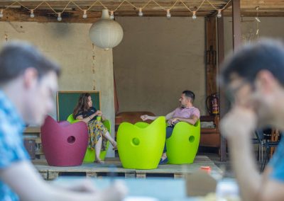 extérieur préau gens qui discutent