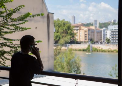 Terrasse vue Saône quelqu'un au téléphone
