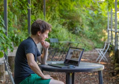 Terrasse personne posée sur une table à travailler